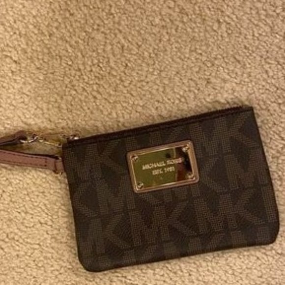 Michael Kors signature wristlet - Picture 1 of 1